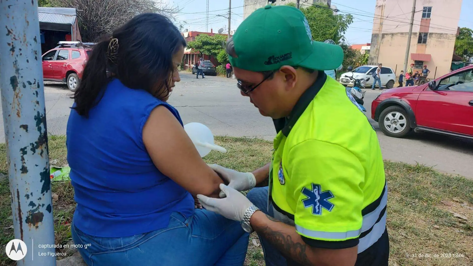 paramedico atendiendo a lesionada